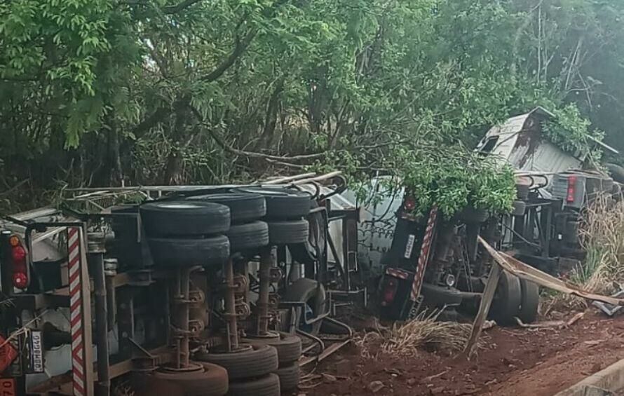 Imagem de compartilhamento para o artigo Carreta com 60 mil litros de álcool tomba na BR-158 entre Paranaíba e Cassilândia da MS Todo dia